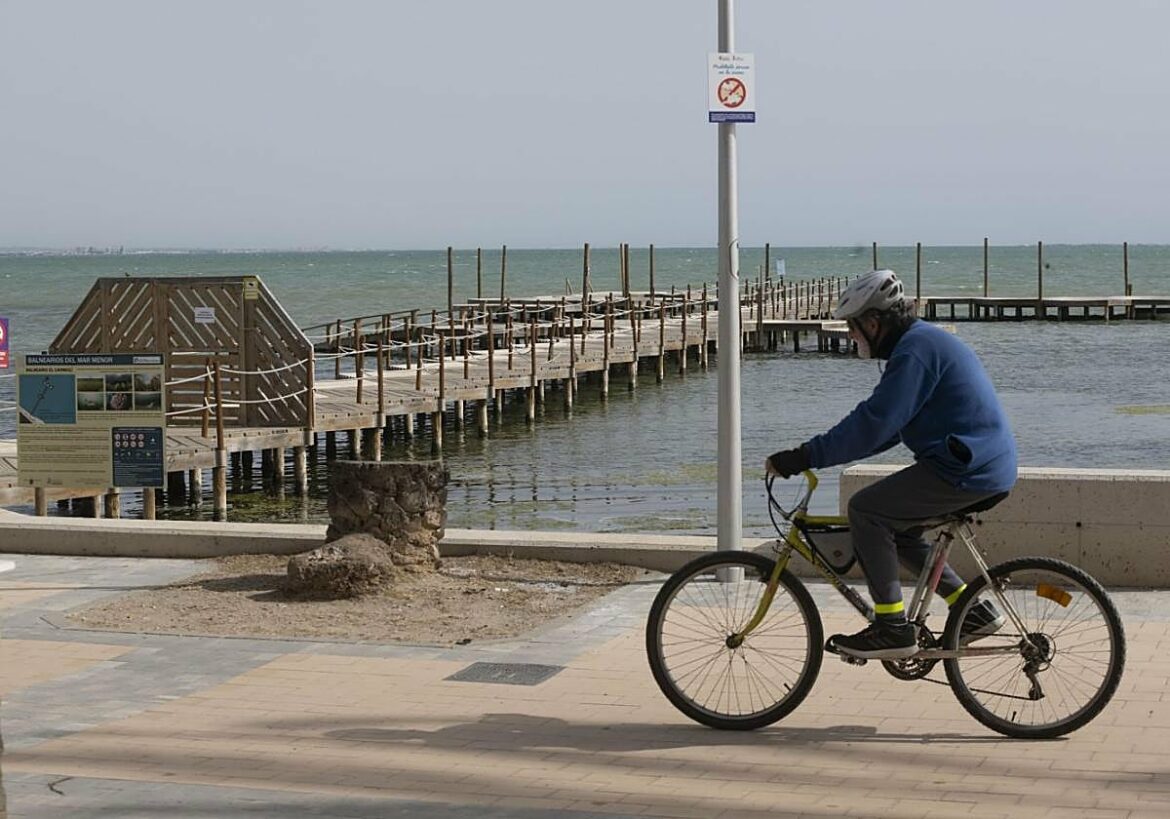 Los pantalanes cerrados por mantenimiento en el Mar Menor reabrirán «de cara a verano»
