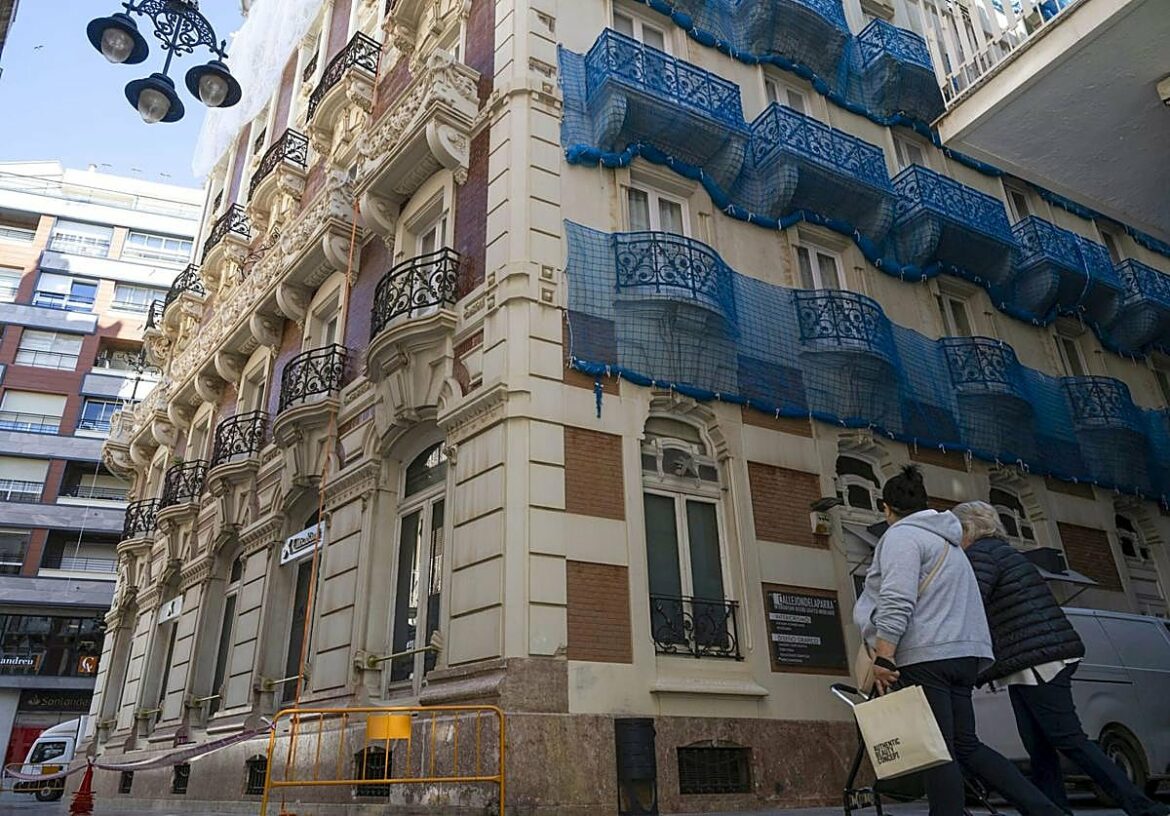 El riesgo de caída de cascotes obliga a cubrir la fachada del Gran Hotel de Cartagena