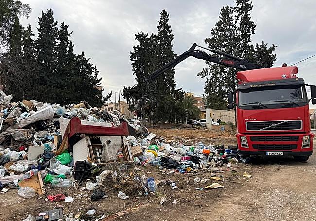 Limpian el solar de los gallos de la pedanía murciana de Santiago y Zaraíche pero los okupas siguen en la zona