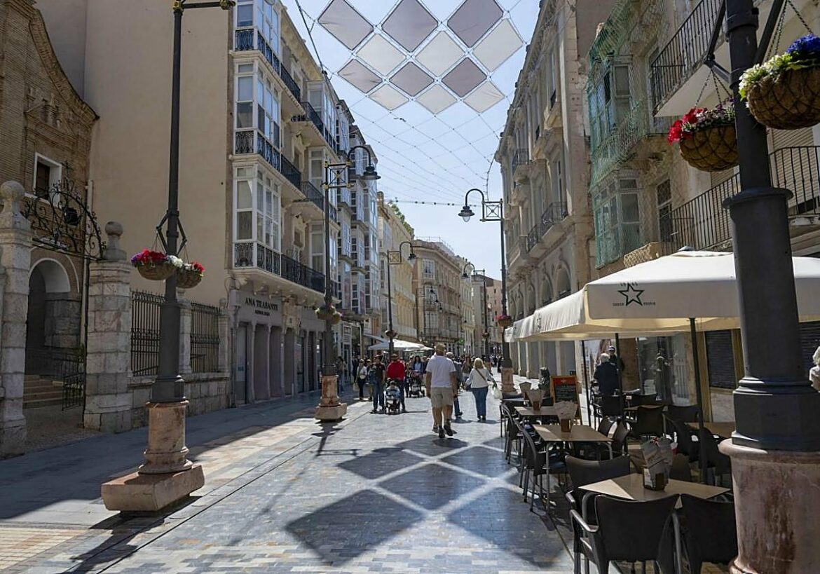 Empiezan a colocar las ‘teselas’ que darán sombra a la calle del Carmen de Cartagena