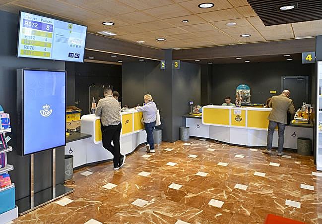 Clientes y empleados, en la oficina de Correos en la Plaza Circular, en Murcia.