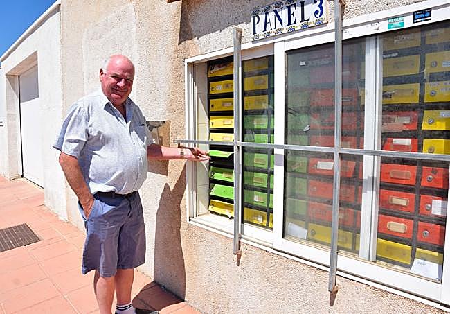 El irlandés Jack Hanley, en el buzón comunitario de la urbanización San Blas, en Santiago de la Ribera.