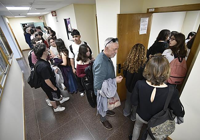 Colas para votar en una de las mesas electorales.