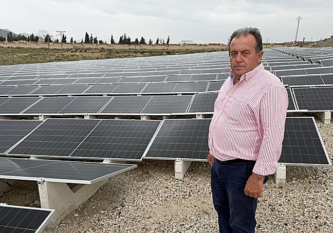 Manolo Martínez, junto a la instalación de su comunidad de regantes de la Serrana-Los Albares.