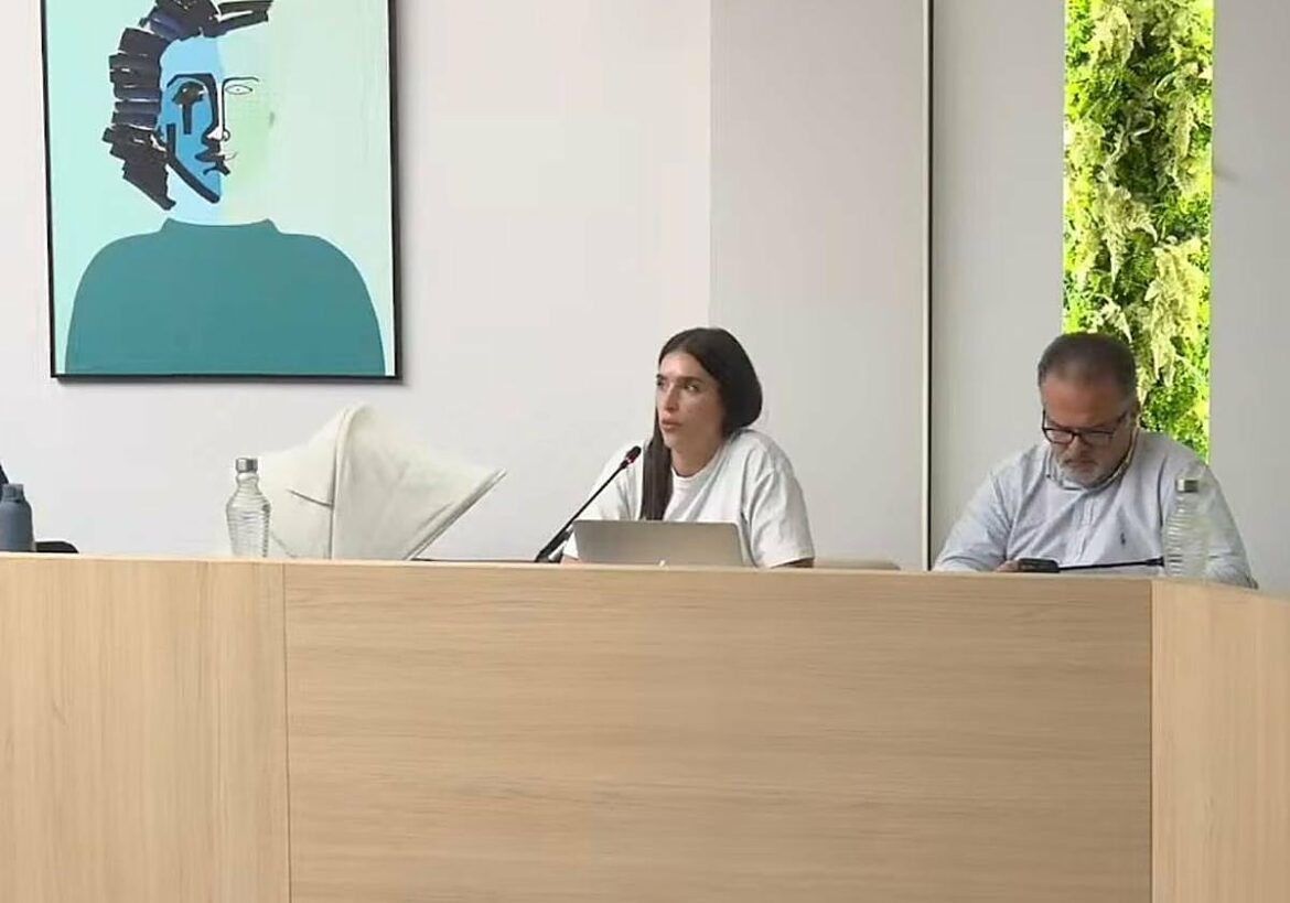 La portavoz del PP en Alhama acude al Pleno con su bebé y pide más medios para conciliar