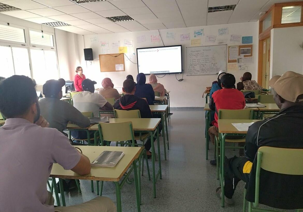 Los inmigrantes afrontan en Lorca la barrera del idioma en el proceso de regularización