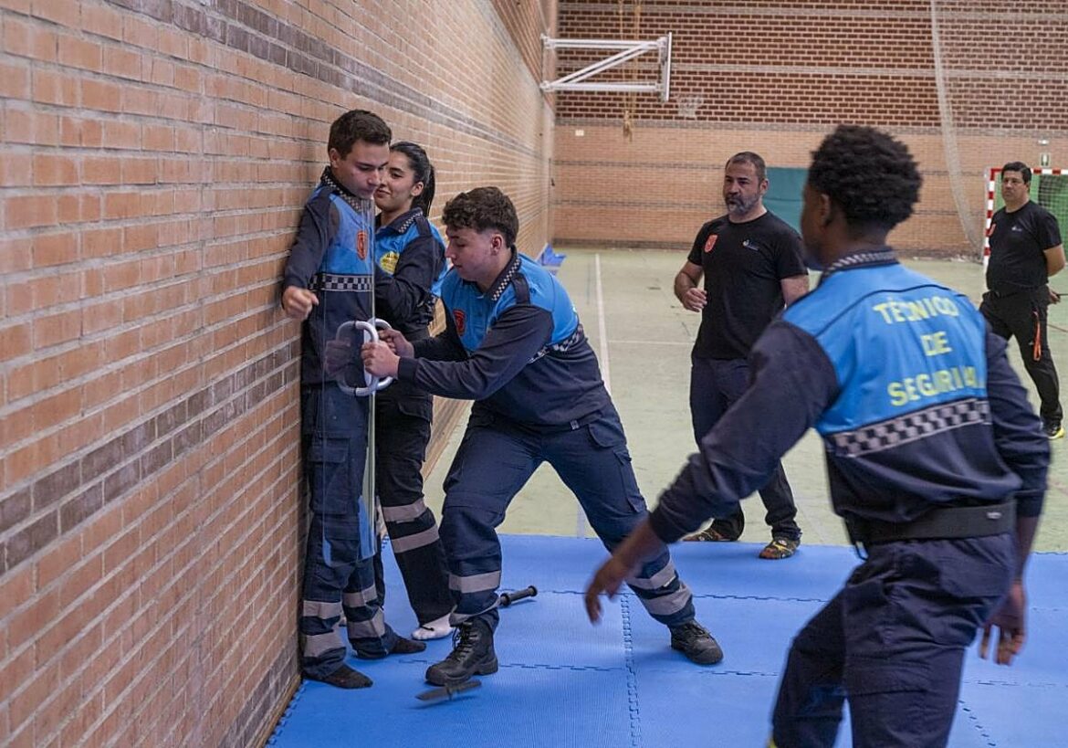 Alumnos del Hespérides de Cartagena exhiben su adiestramiento en seguridad