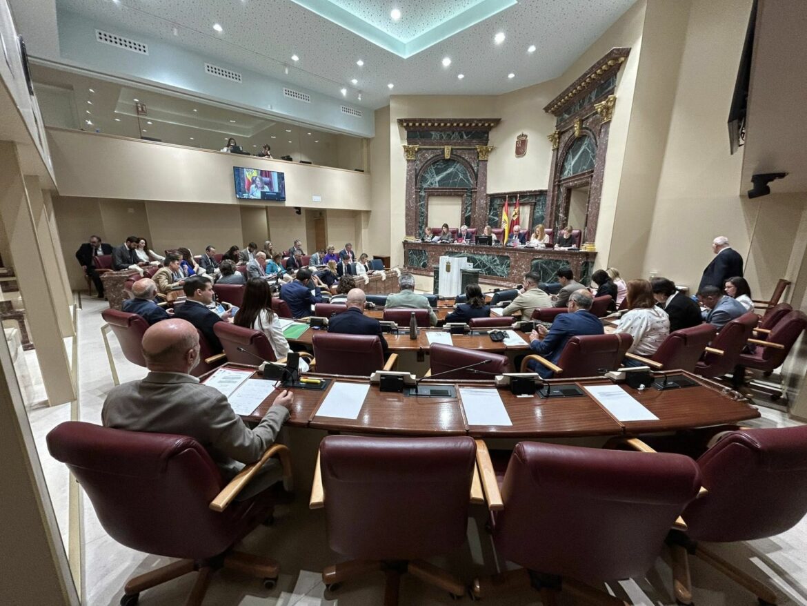 La polémica en el centro López Ambit de El Palmar llega a la Asamblea