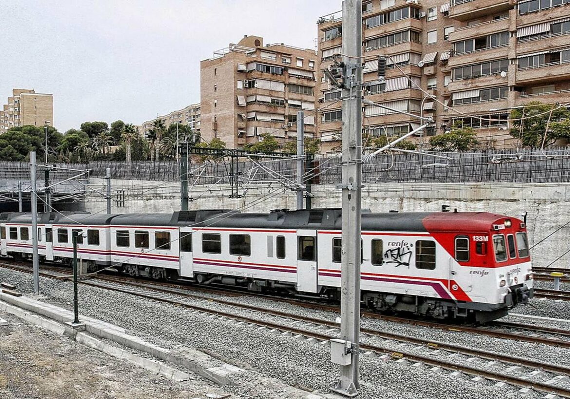Renfe duplica las plazas de nueve trenes de Cercanías entre Murcia y Alicante por el Bando