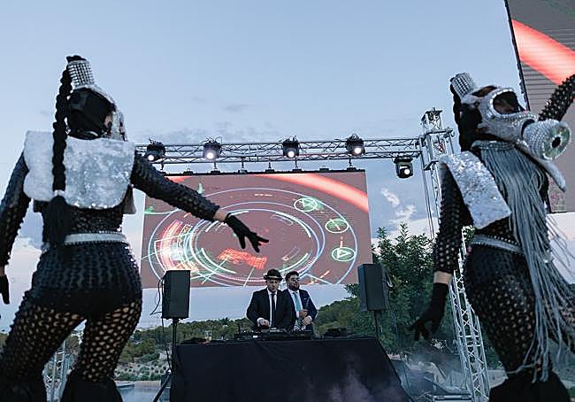 La música en directo y la estética festivalera marcaron la fiesta de Ainhoa y Carlos, organizada por Sabela Gómez.