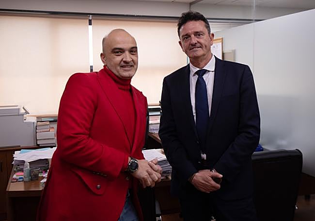 Los abogados Francisco Javier Verdú y Francisco Adán en su despacho.