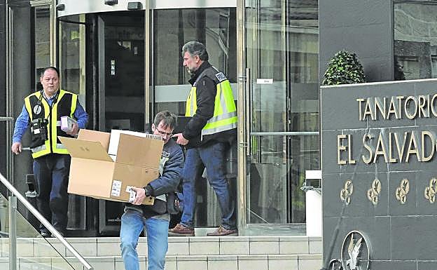 La estafa de los ataúdes: revendían flores y miles de féretros que no incineraban