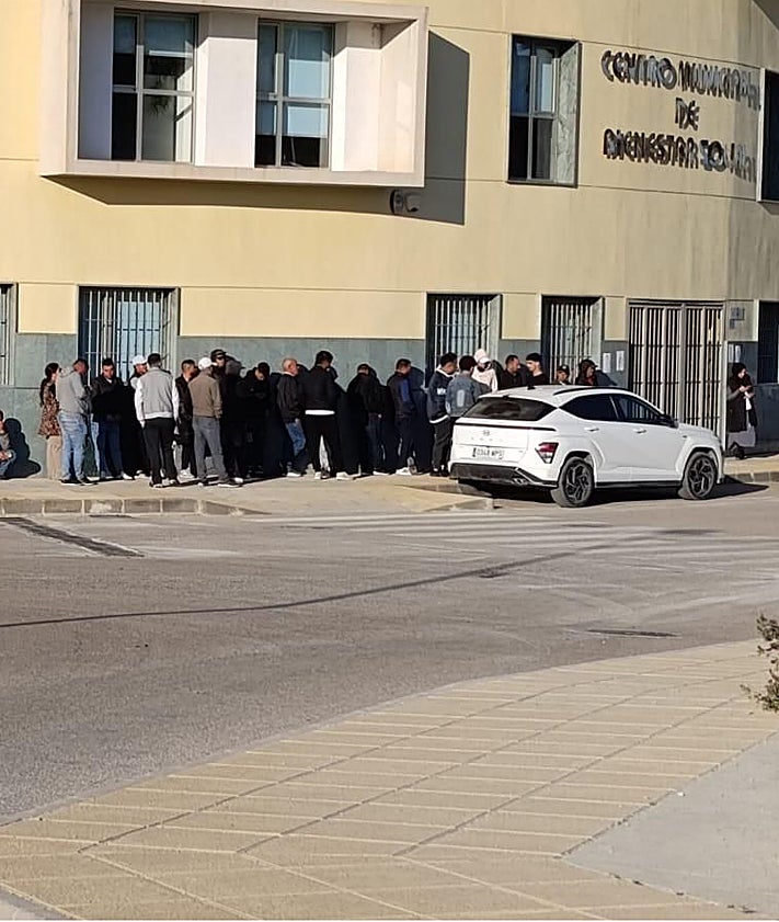 Imagen secundaria 2 - De izquierda a derecha: colas en Jumilla, Yecla y Cieza. 