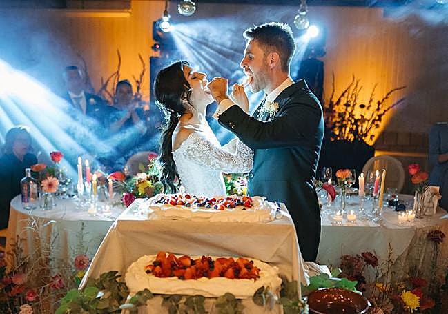 La boda de María Fernanda y James, diseñada en Bullas por la 'wedding planner' Valeria Vassallo, incluyó un 'show cooking' del postre por parte de los novios.