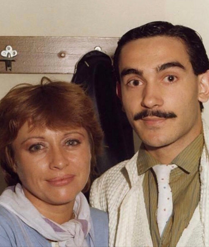 Imagen secundaria 2 - Pedro López Morales posando para LA VERDAD y acompañado de Bibiana Fernández y su amiga Mari Trini