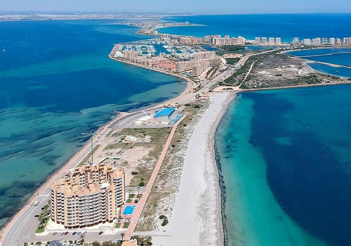 La Manga impedirá más torres de viviendas para reservar el terreno libre para alojamientos turísticos