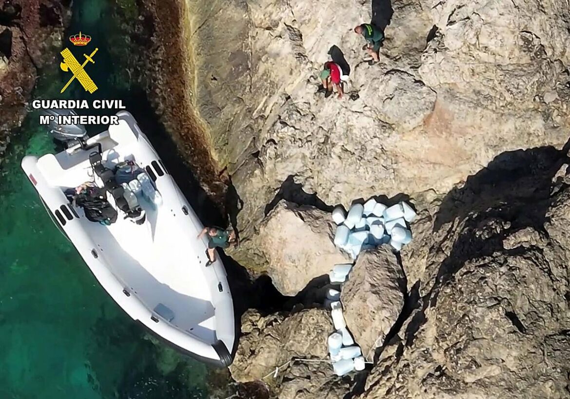 Cae en Águilas y Almería una banda que suministraba combustible a pateras taxi