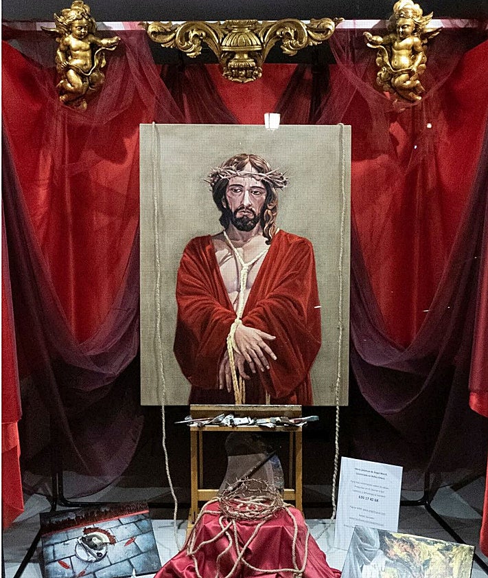 Imagen secundaria 2 - Segundo premio de la modalidad de balcones, 'Trinitario'; Composición Más Original de escaparates, 'Cartagena en silencio. Homenaje al Santo Sepulcro' y primer premio de escaparates, 'El pintor y la Pasión'