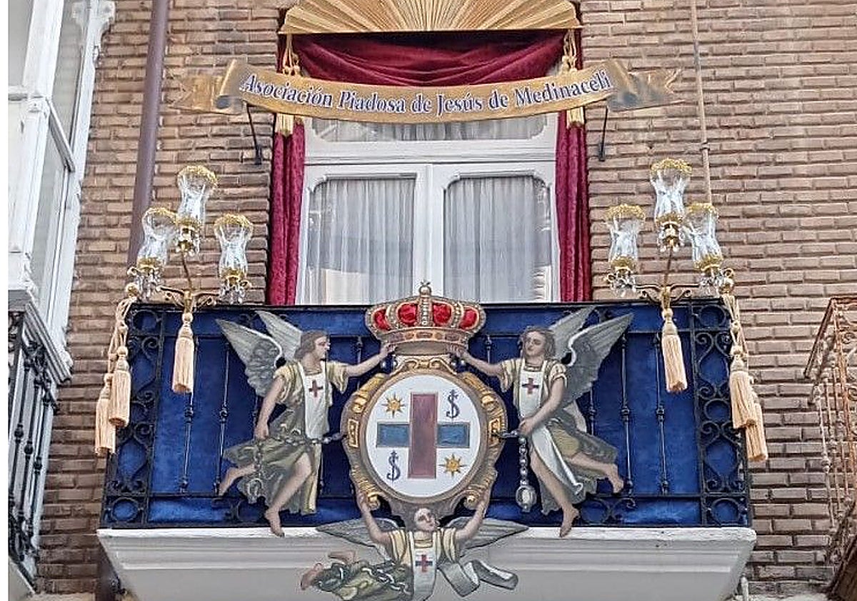 Imagen principal - Segundo premio de la modalidad de balcones, 'Trinitario'; Composición Más Original de escaparates, 'Cartagena en silencio. Homenaje al Santo Sepulcro' y primer premio de escaparates, 'El pintor y la Pasión'