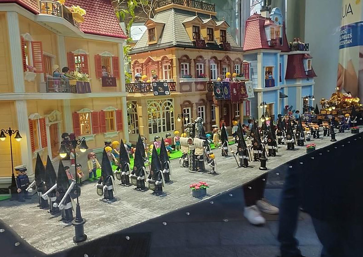 Imagen secundaria 1 - Segundo premio de la modalidad de balcones, 'Trinitario'; Composición Más Original de escaparates, 'Cartagena en silencio. Homenaje al Santo Sepulcro' y primer premio de escaparates, 'El pintor y la Pasión'