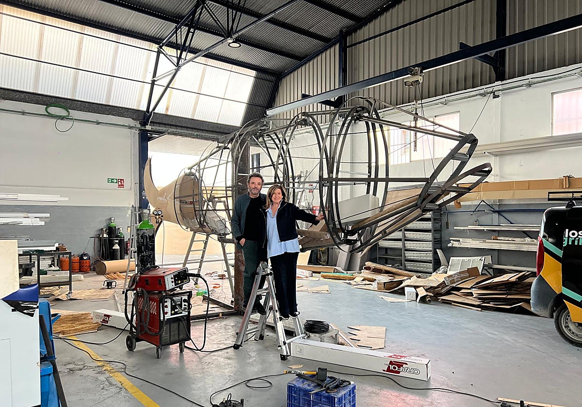 Manuel Herrera y Francisca Muñoz en su taller durante la preparación de la estructura que sobrevivirá a las llamas en el Entierro de la Sardina.