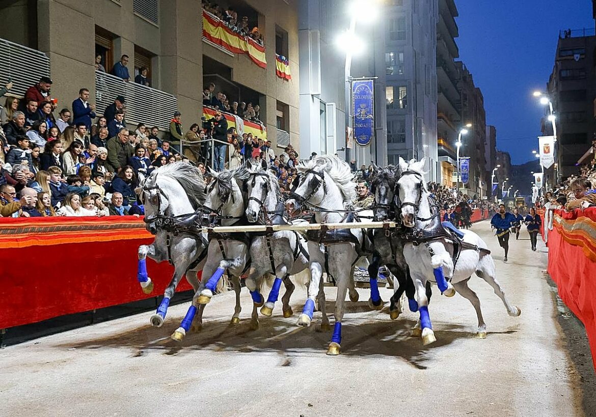 Blancos y azules: lujo y poderío en la carrera en Lorca