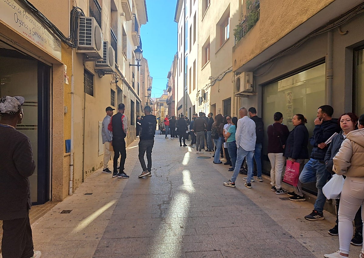 Imagen secundaria 1 - De izquierda a derecha: colas en Jumilla, Yecla y Cieza. 
