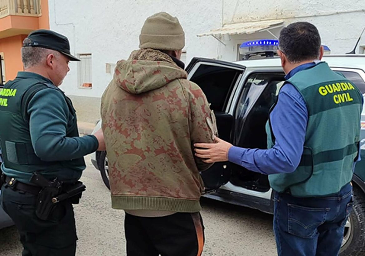 Dos detenidos y un menor investigado por robar en dos fincas de Caravaca