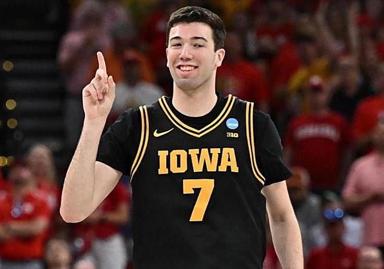 Álvaro Folgueiras celebra una canasta durante el March Madness.