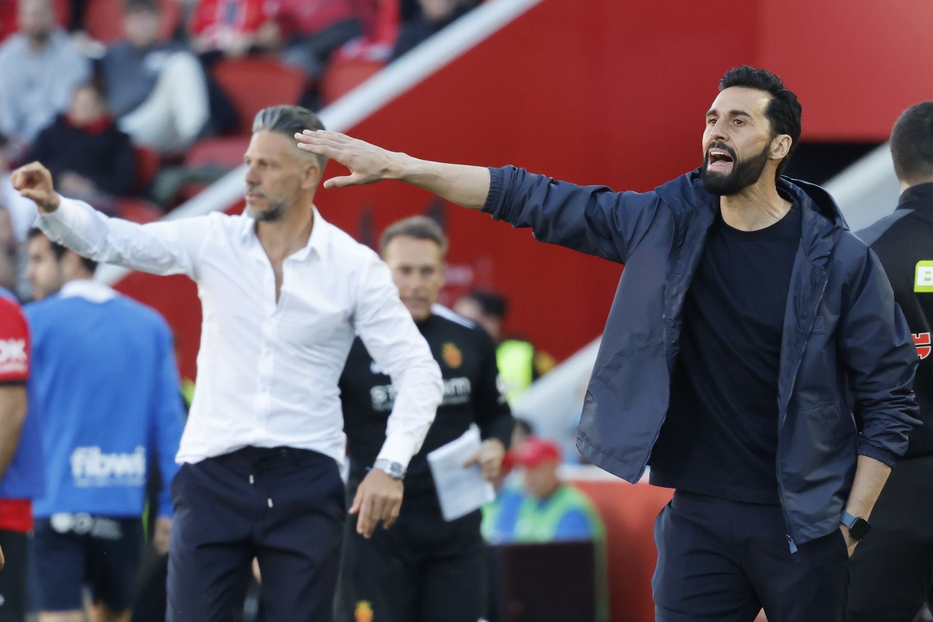 Arbeloa, dando instrucciones a los jugadores madridistas durante el partido, con el técnico del Mallorca también atento a los suyos.