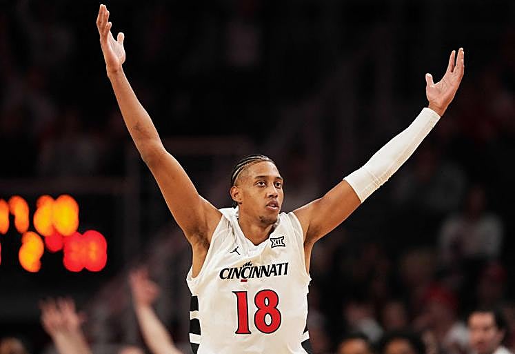 Baba Miller gesticula durante un partido de los Bearcats de Cincinnati.