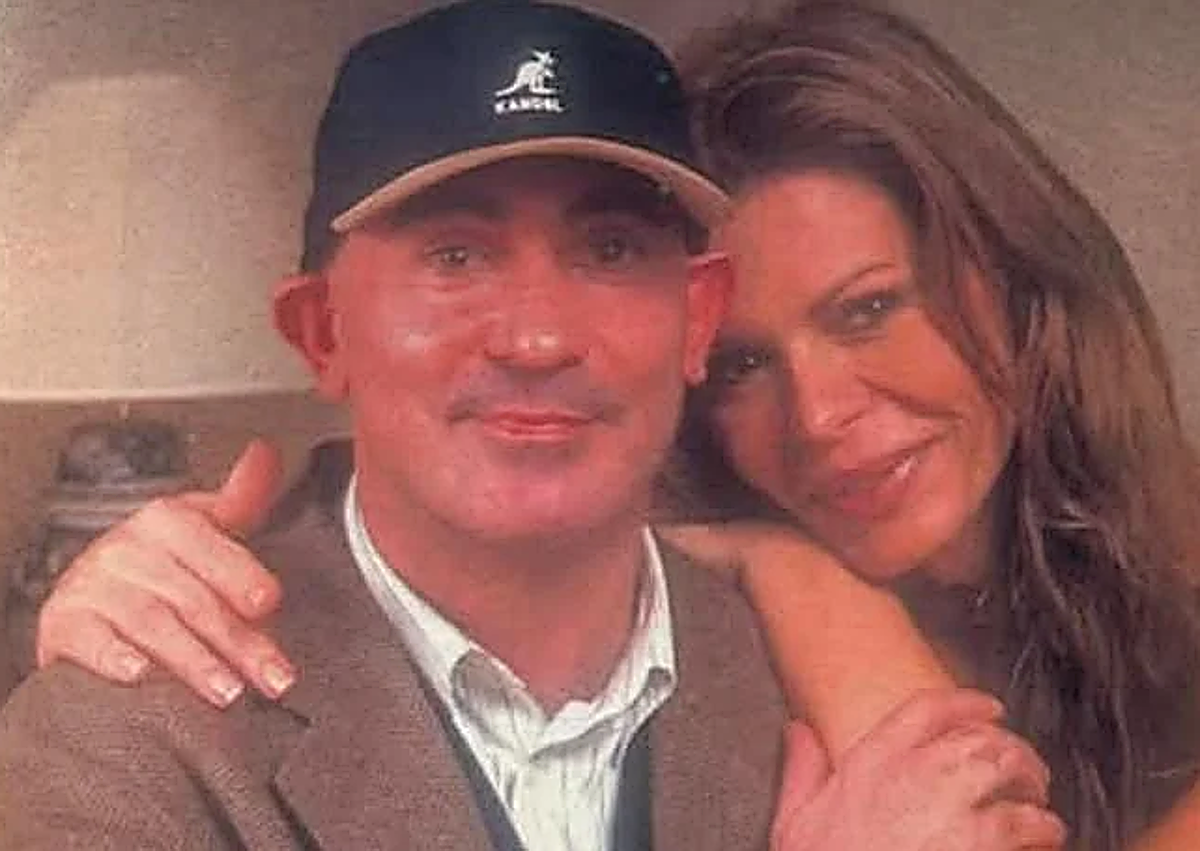 Imagen secundaria 1 - Pedro López Morales posando para LA VERDAD y acompañado de Bibiana Fernández y su amiga Mari Trini