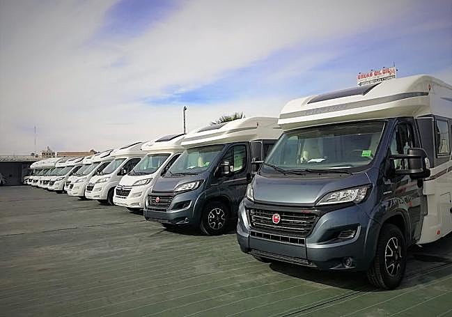 Algunos de los vehículos disponibles en el concesionario Caravanas Murcia, en Las Torres de Cotillas.