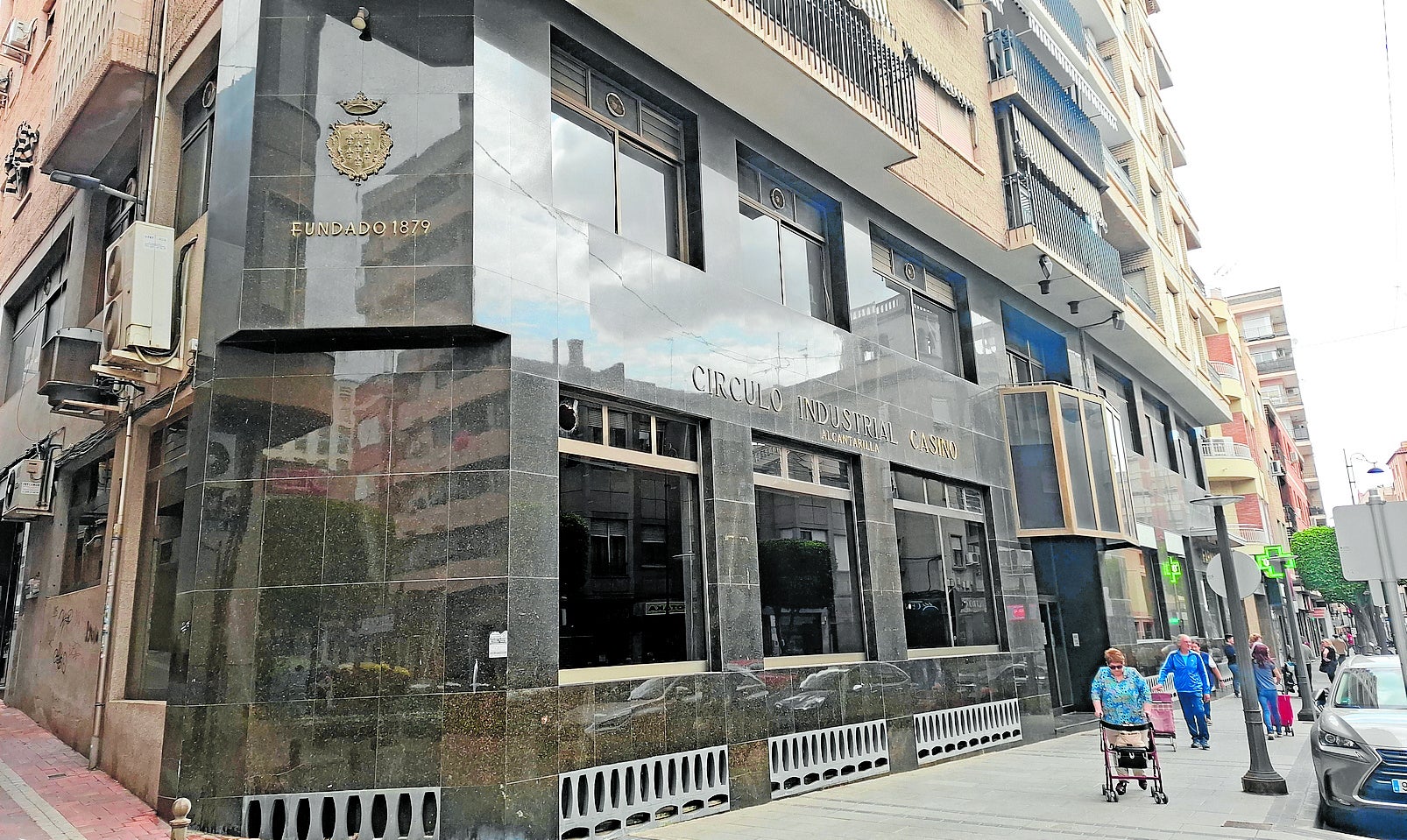 Edificio del casino de Alcantarilla, en la calle Mayor, levantado en los años 80.