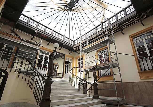 Claraboya que ilumina uno de los espacios principales del casino de Lorca.