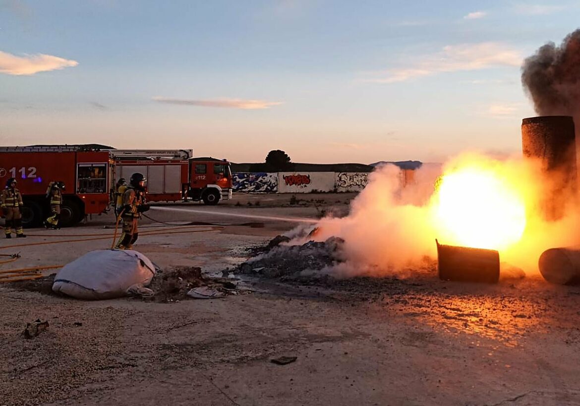 Extinguido un incendio en el exterior de una fábrica abandonada de Yecla