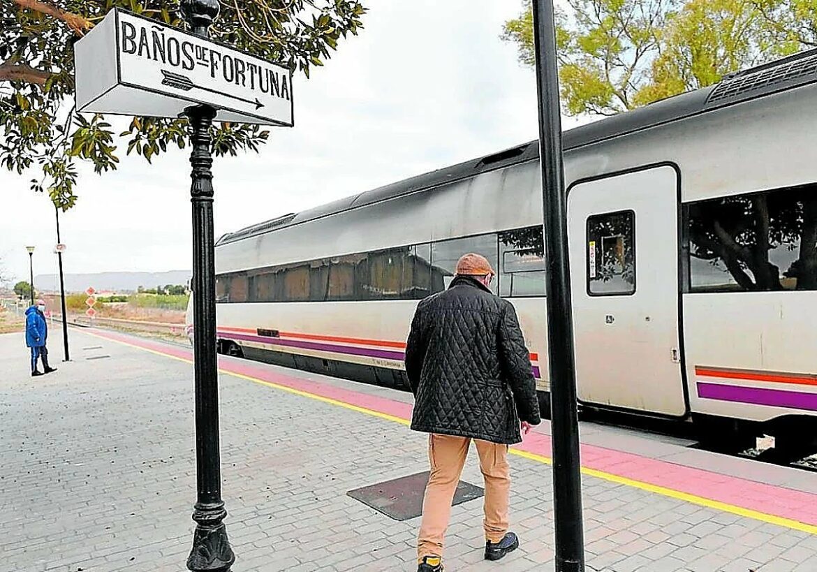 Usuarios, ayuntamientos y Comunidad presionan para la reapertura inmediata de la línea ferroviaria entre Cartagena y Albacete tras 4 años