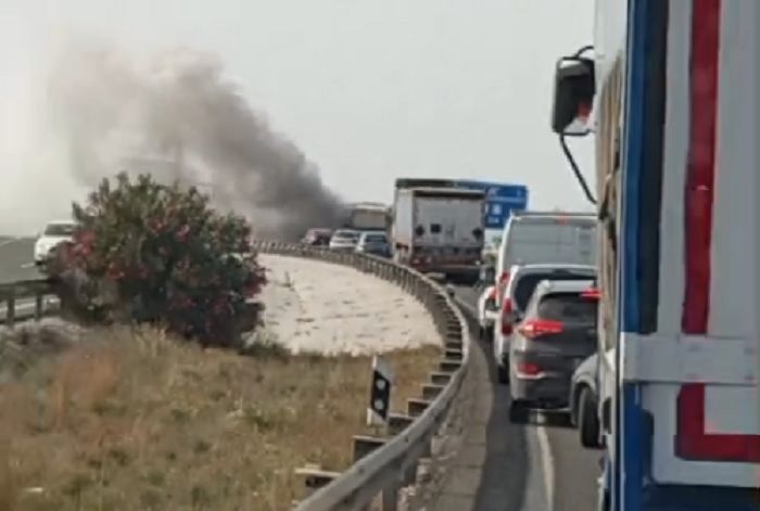 Un coche incendiado provoca retenciones en la MU-32 a la altura de Molina
