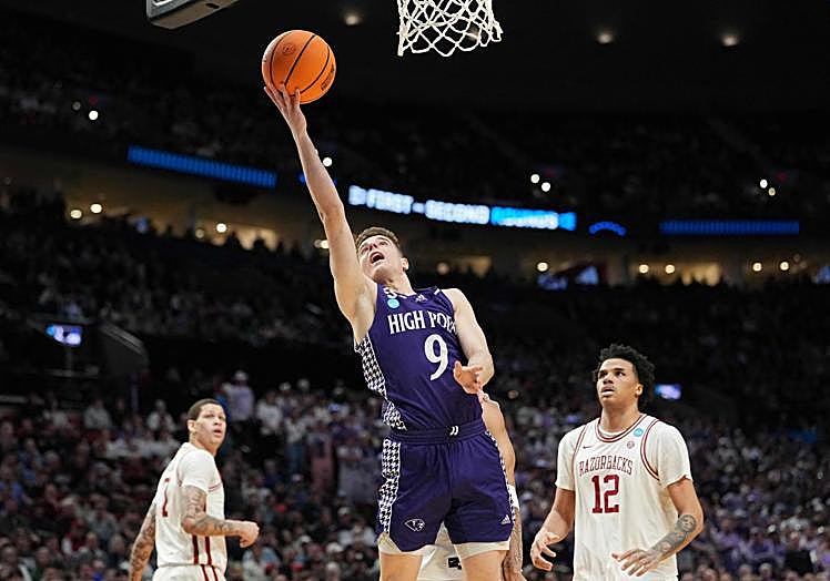 Conrad Martínez entra a canasta durante un partido de la Universidad de High Point.