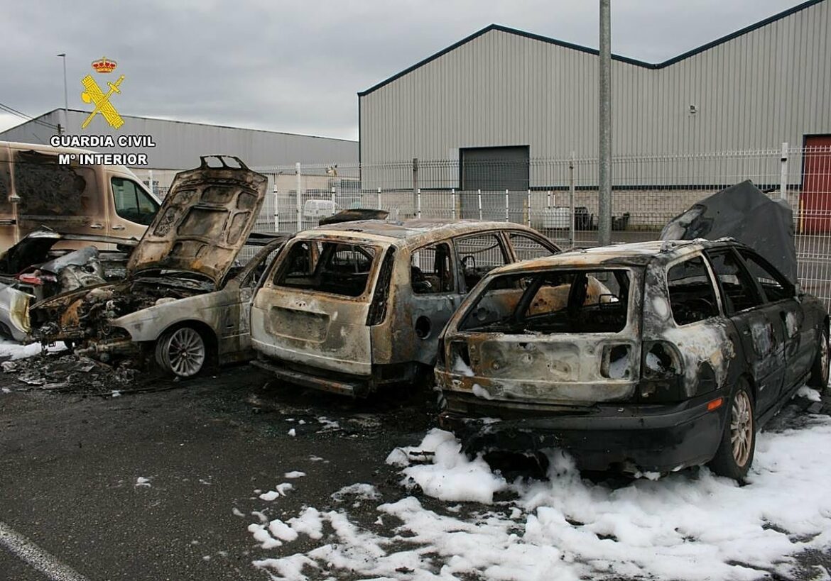 Detenido un gijonés por calcinar cinco coches: ayudó a una amiga a quemar el vehículo de su ex