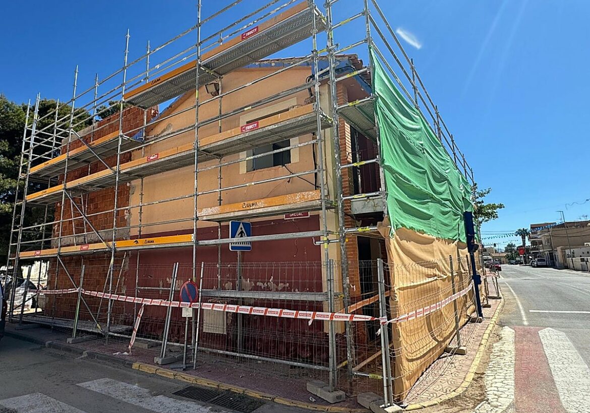 La reforma de la escuela de Bolnuevo, en Mazarrón: 15 meses de parón y 50.000 euros más