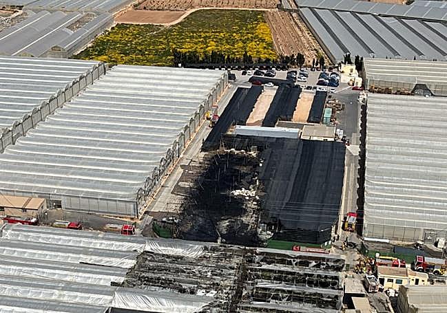 Extinguido el incendio de una nave industrial en San Pedro del Pinatar