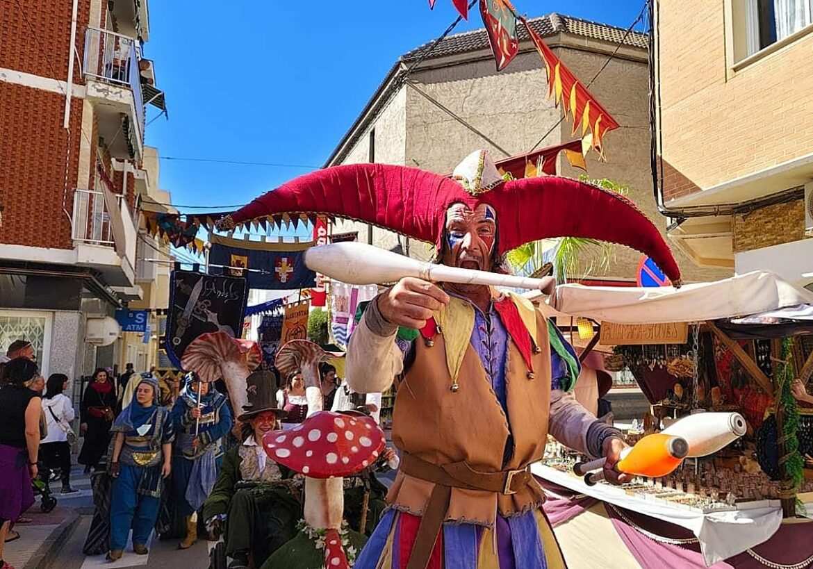 Música, acrobacias y un gigante inauguran el mercado medieval de Los Alcázares