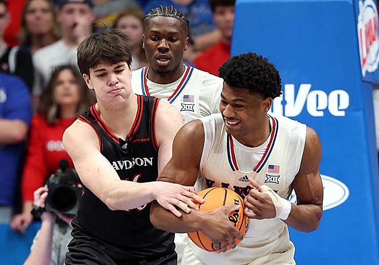 Ian Platteeuw pugna por el balón con la camiseta de la Universidad de Davidson.