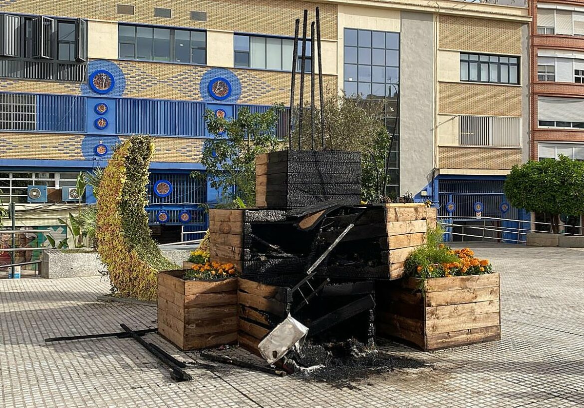 Un incendio consume el monumento a las tres culturas de la plaza de Europa de Murcia