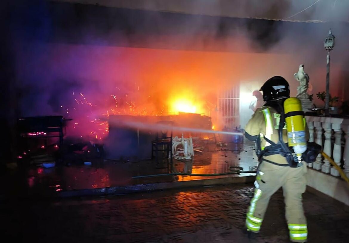 Rescatan a una familia atrapada al incendiarse el exterior de su vivienda en Molina
