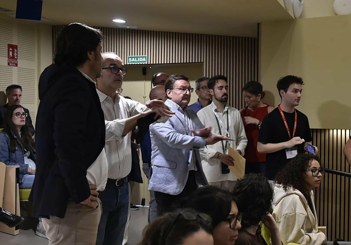 Los estudiantes sacan del guión a los candidatos a rector de la UMU en su debate