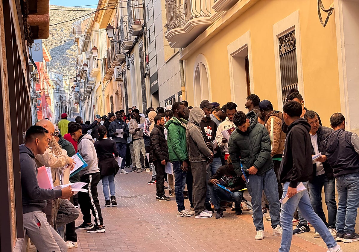 Imagen principal - De izquierda a derecha: colas en Jumilla, Yecla y Cieza. 