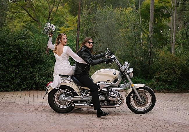 Rosalía y Manolo entraron al lugar de celebración (Archena) de su enlace, diseñado por Sabela Gómez Eventos, sobre dos ruedas.