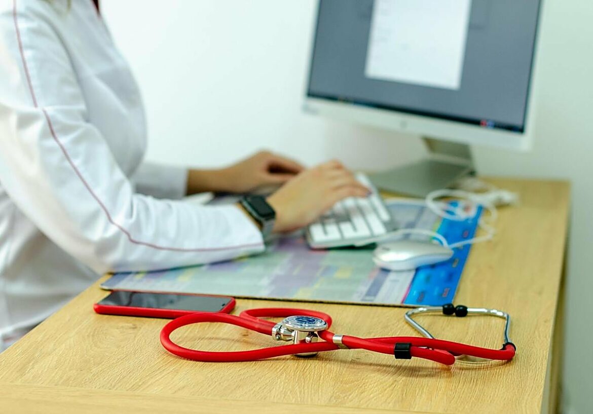 Condenan a una médica a 3 años y medio de prisión por mirar el historial de una compañera que se encontraba de baja